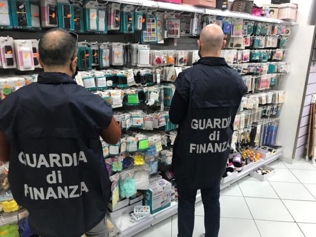 Controlli in un esercizio commerciale, sequestrati oltre 124mila prodotti