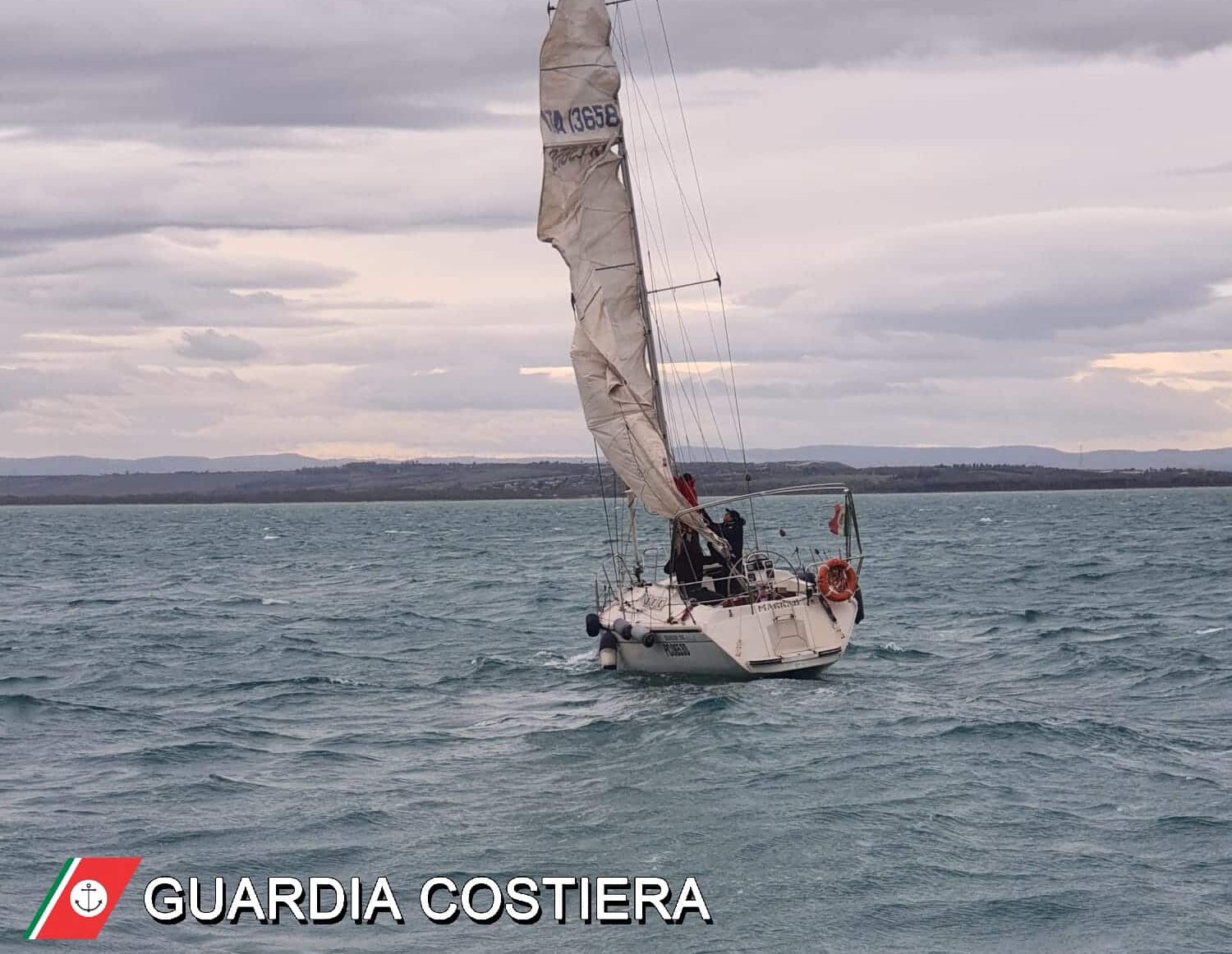 Catania, soccorsa barca alla deriva con 3 persone in pericolo di vita