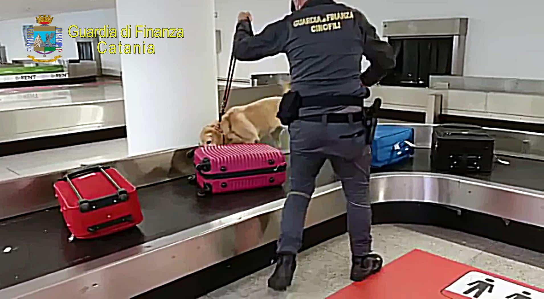 Catania, arrestato corriere di eroina in aeroporto: trovati 65 ovuli nel corpo