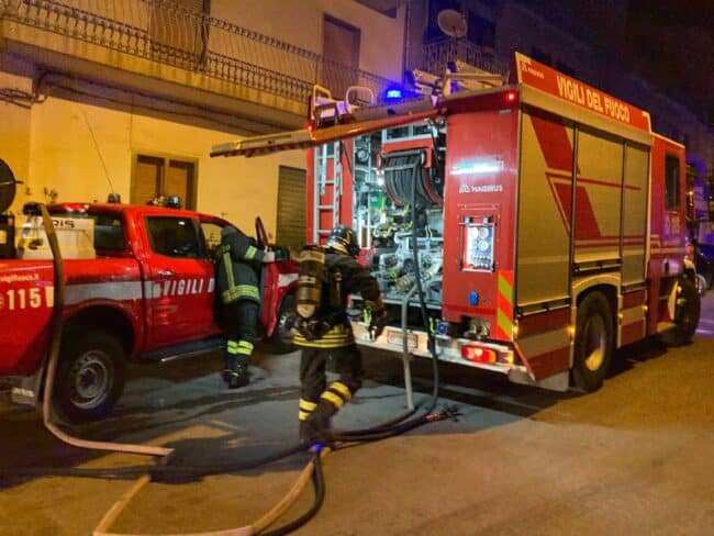 Paura alle prime luci dell’alba, incendio divora un appartamento di viale Kennedy – Le FOTO