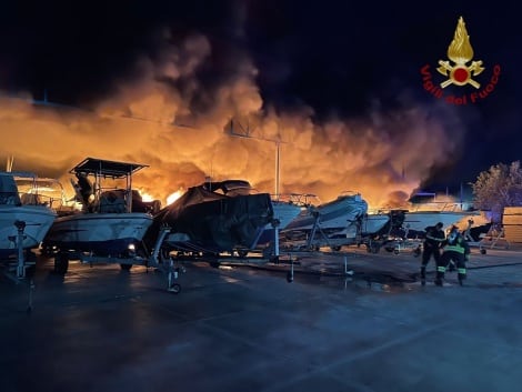Vasto incendio in un rimessaggio di barche, distrutte 20 imbarcazioni: indagini in corso