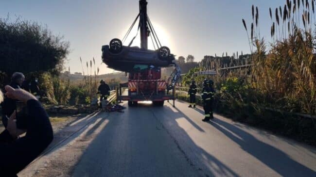 Perde il controllo dell’auto e finisce in un burrone: automobilista in ospedale, salvato in extremis