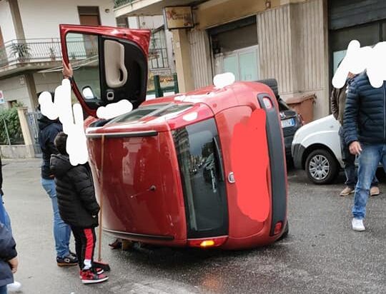 Incidente ad Acireale, auto cappottata vigili del fuoco e 118 sul posto