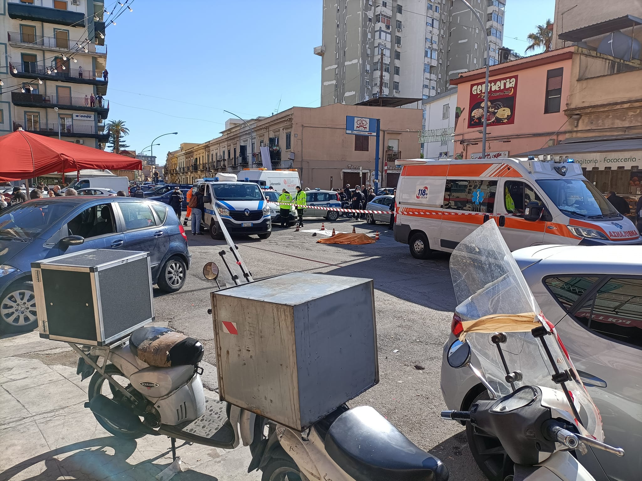Incidente mortale in Piazza Torrelunga, donna investita da un mezzo pesante fuggito via