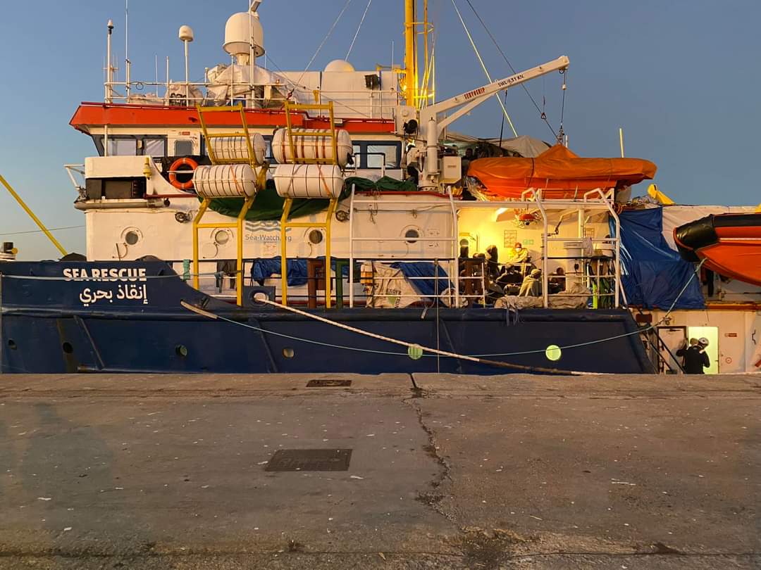 Sicilia, la Sea Watch 3 approda a Pozzallo. Primo sbarco del 2022 a Lampedusa