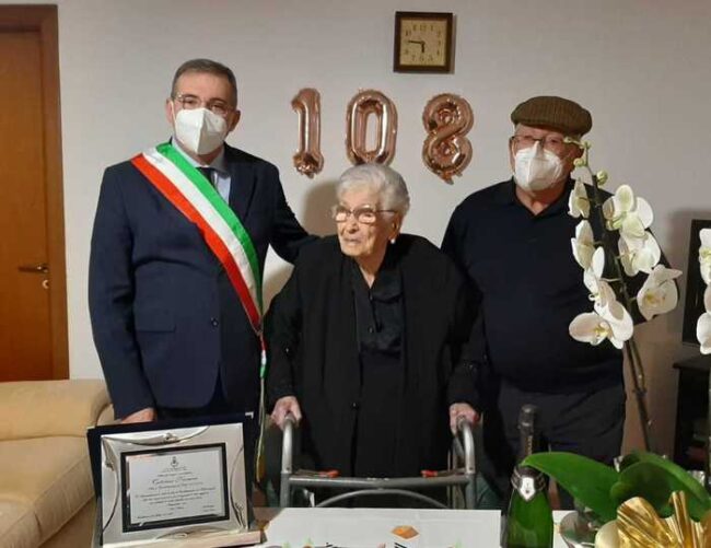 È siciliana la “nonnina record” che compie 108 anni: consegnata targa dal sindaco