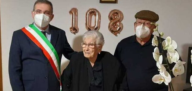 È siciliana la “nonnina record” che compie 108 anni: consegnata targa dal sindaco