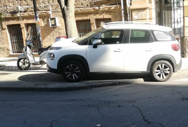 Parcheggio “selvaggio” a Catania, le multe non bastano. Cardello: “Valutare nuove alternative”