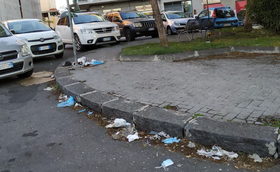 Catania, strade sporche nel quartiere Borgo-Sanzio e non solo. Comitato Vulcania: “Dove sono finiti gli spazzini di una volta?”