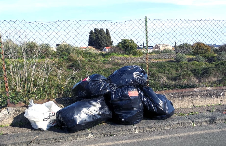 Rifiuti nel Catanese, ancora sacchi neri abbandonati in strada: multe in arrivo per i trasgressori