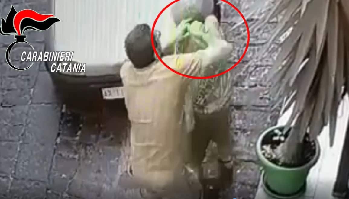 Aveva scippato una anziana: arrestato un 55enne incastrato dalle telecamere di sorveglianza – VIDEO