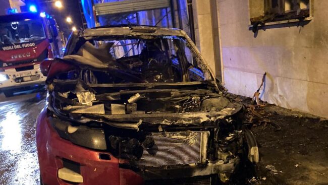 Auto del consigliere Amato “divorata” dalle fiamme, chiesto l’intervento del Prefetto: indagini in corso