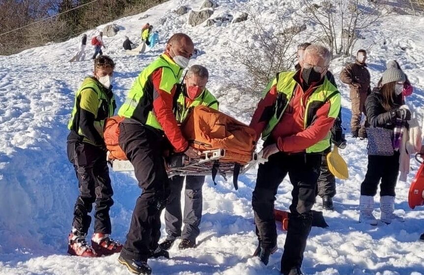 Domenica in montagna, tre incidenti sulla neve: grave una donna, feriti un uomo e un ragazzino