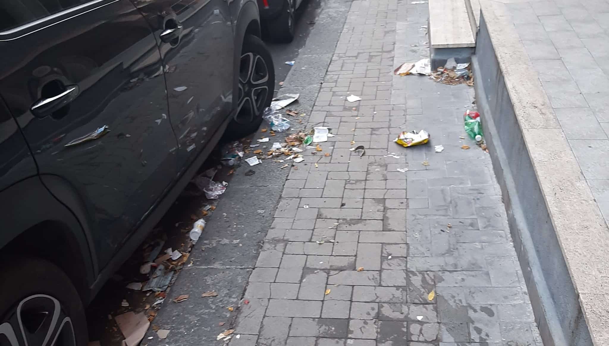 Strade sporche e tombini completamente otturati: la situazione a Catania nella II e III Municipalità – FOTO