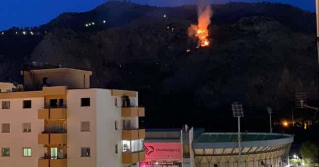 Causarono l’incendio di Monte Pellegrino con i fumogeni, Daspo per 13 ultras del Palermo