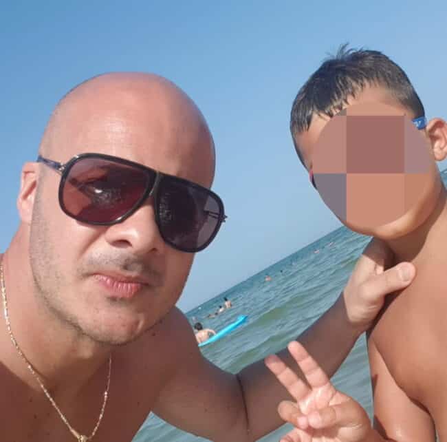 Uccide il figlio di 7 anni e prova ad accoltellare la moglie: sul corpo del bimbo il biglietto con scritto “Perdonami”