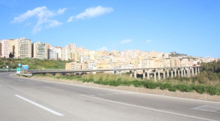 Paura e follia sul viadotto Morandi, auto sbaglia entrata e sfreccia contromano: automobilisti in tilt