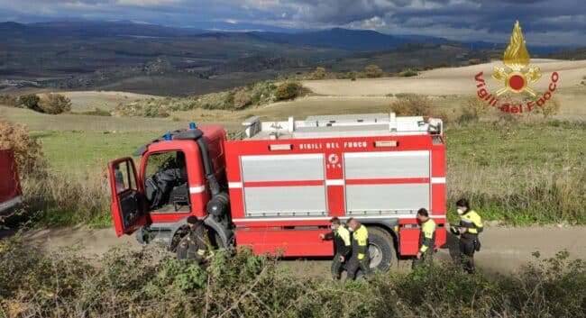 Incidente lungo la Provinciale: 60enne perde il controllo del camion, si lancia dalla cabina e muore
