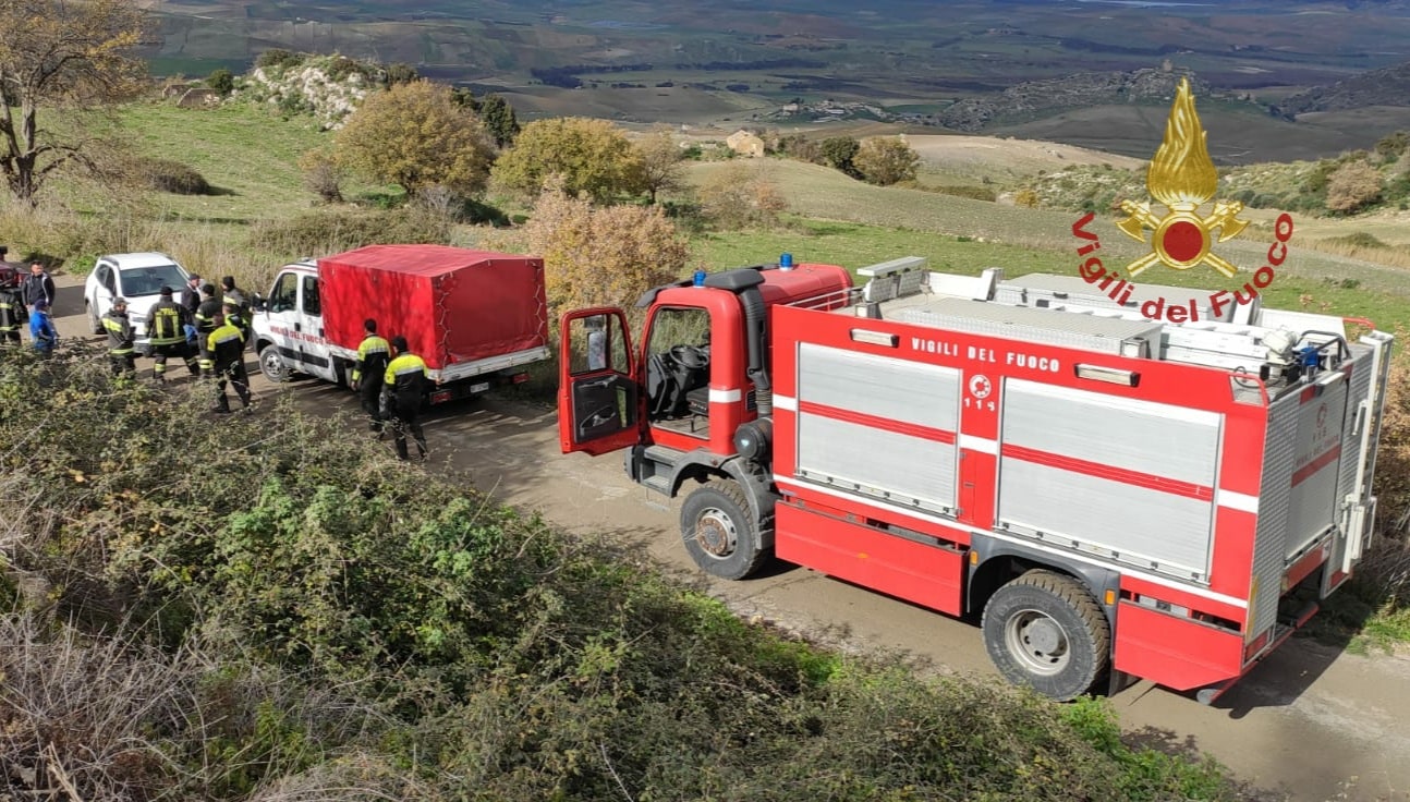 In fiamme un autocarro di una impresa edile in via Aiace, origine dolosa: indagini in corso