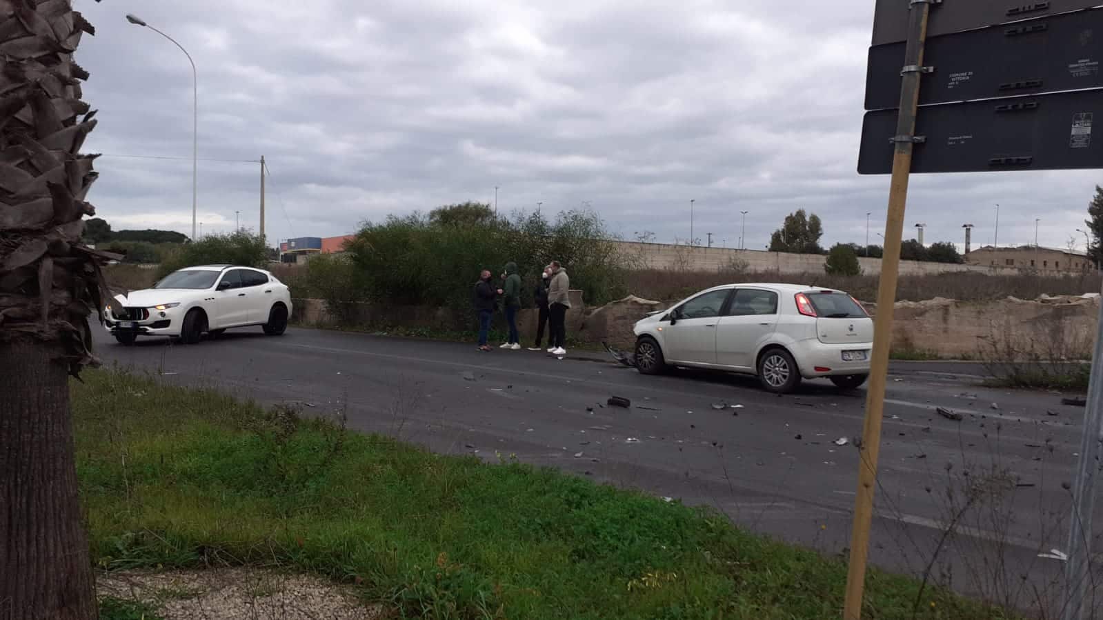 Incidente a Vittoria, scontro tra due auto: un ferito – Le FOTO