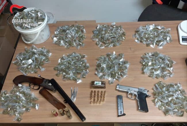 Due fratelli sorpresi a spacciare, “traditi” dal forte odore di sostanza stupefacente: arrestati
