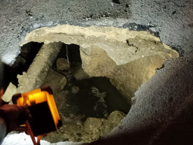 La strada cede e l’autobotte sprofonda: momenti di paura in via dei Pescatori