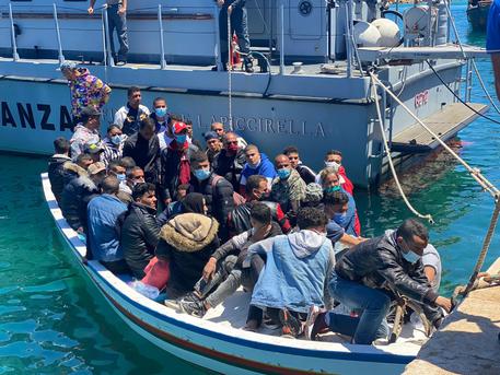 Migranti, recuperata l’imbarcazione affondata al Porto: a breve lo sgombero dei relitti nell’Isola
