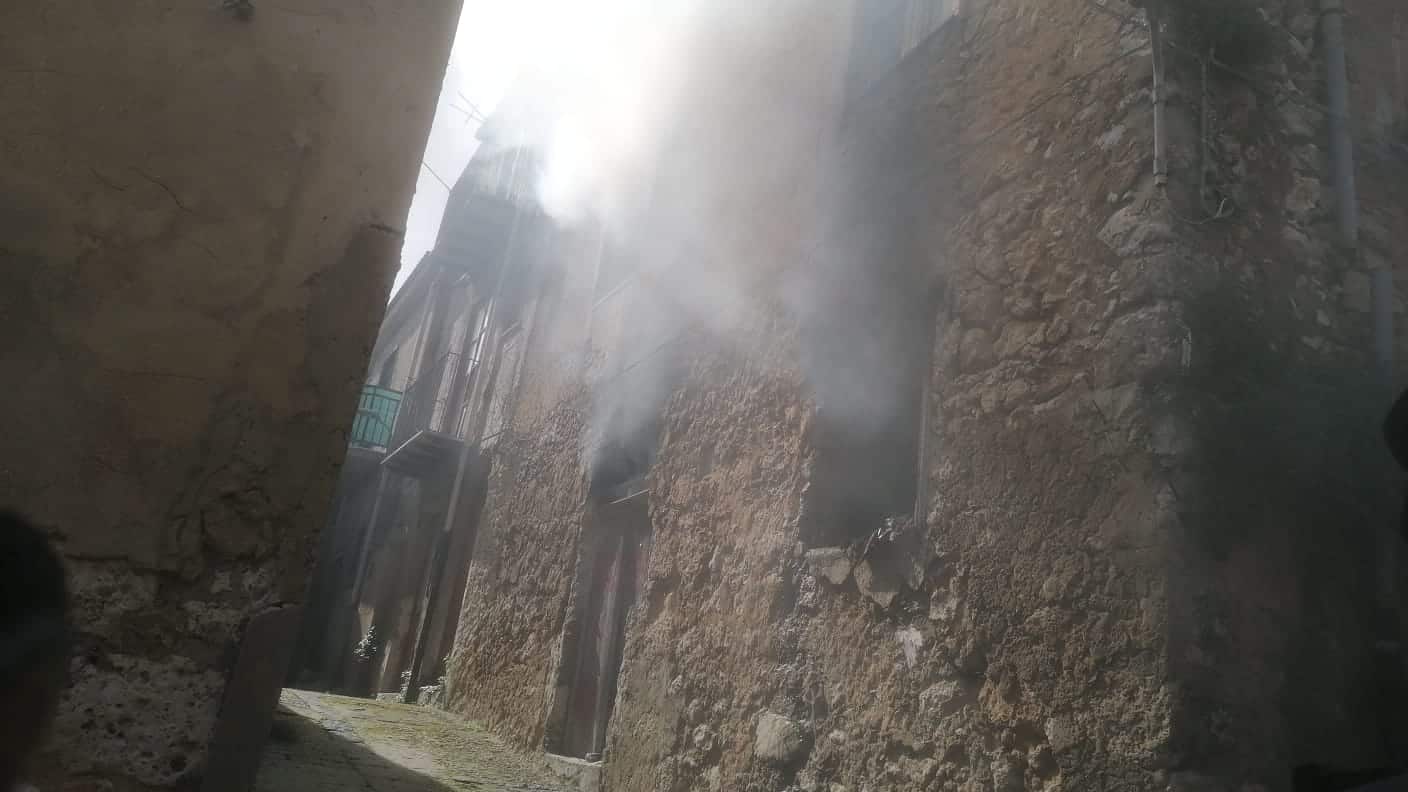 Fumo e fiamme in pieno centro storico, “tremano” i residenti: vigili del fuoco circoscrivono il rogo
