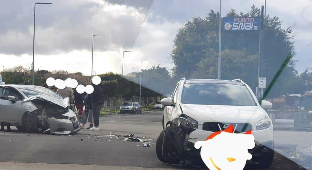 Incidente al Corso Italia: lo scontro tra due auto nel Catanese