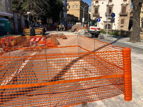 Frana strada del Papireto a Palermo, zona transennata e operai sul posto per mettere in sicurezza l’area
