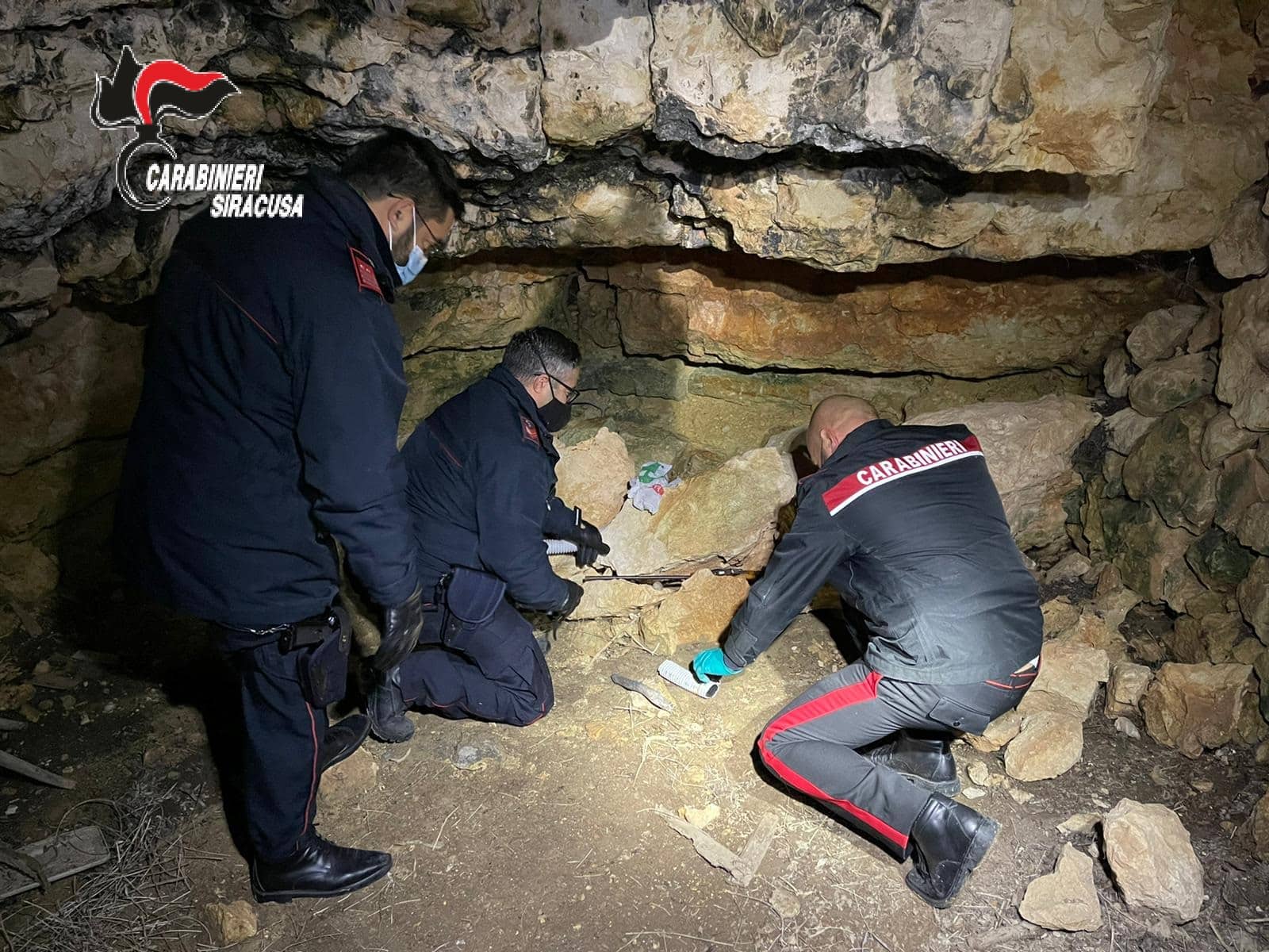 Droga, armi e munizioni nascoste in una grotta, ritrovamento “stupefacente” dei carabinieri