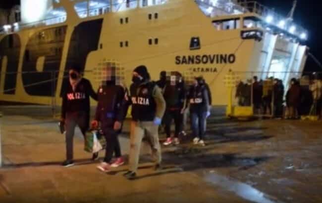 Sbarchi di migranti, fermati 6 egiziani a Lampedusa: sono accusati di favoreggiamento e omicidio