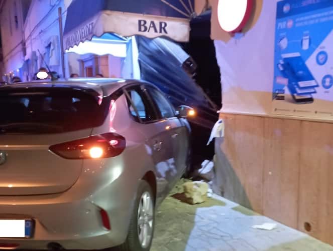 Opel Corsa si schianta contro saracinesca di un bar e sfonda la porta, danni ingenti all’attività – FOTO