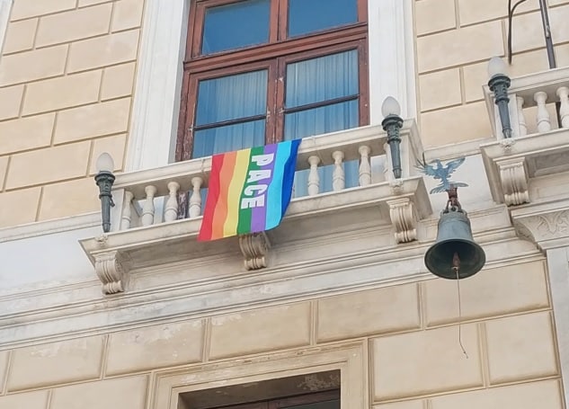 Ucraina sotto attacco, a Palermo esposta la bandiera della pace. Orlando: “Aggressione da condannare”