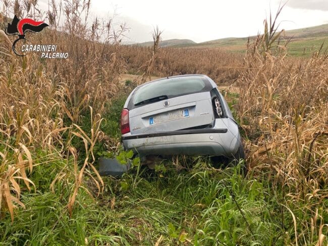 Maltempo in Sicilia, donna in auto finisce in un canale di irrigazione: salvata dai carabinieri