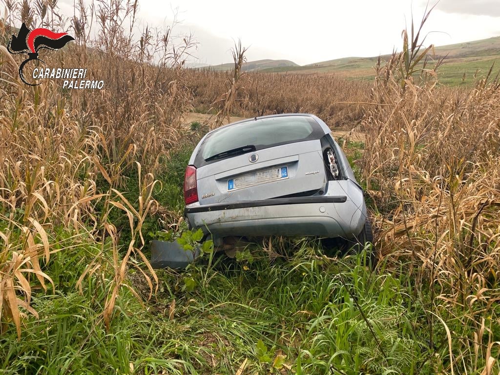 Maltempo in Sicilia, donna in auto finisce in un canale di irrigazione: salvata dai carabinieri