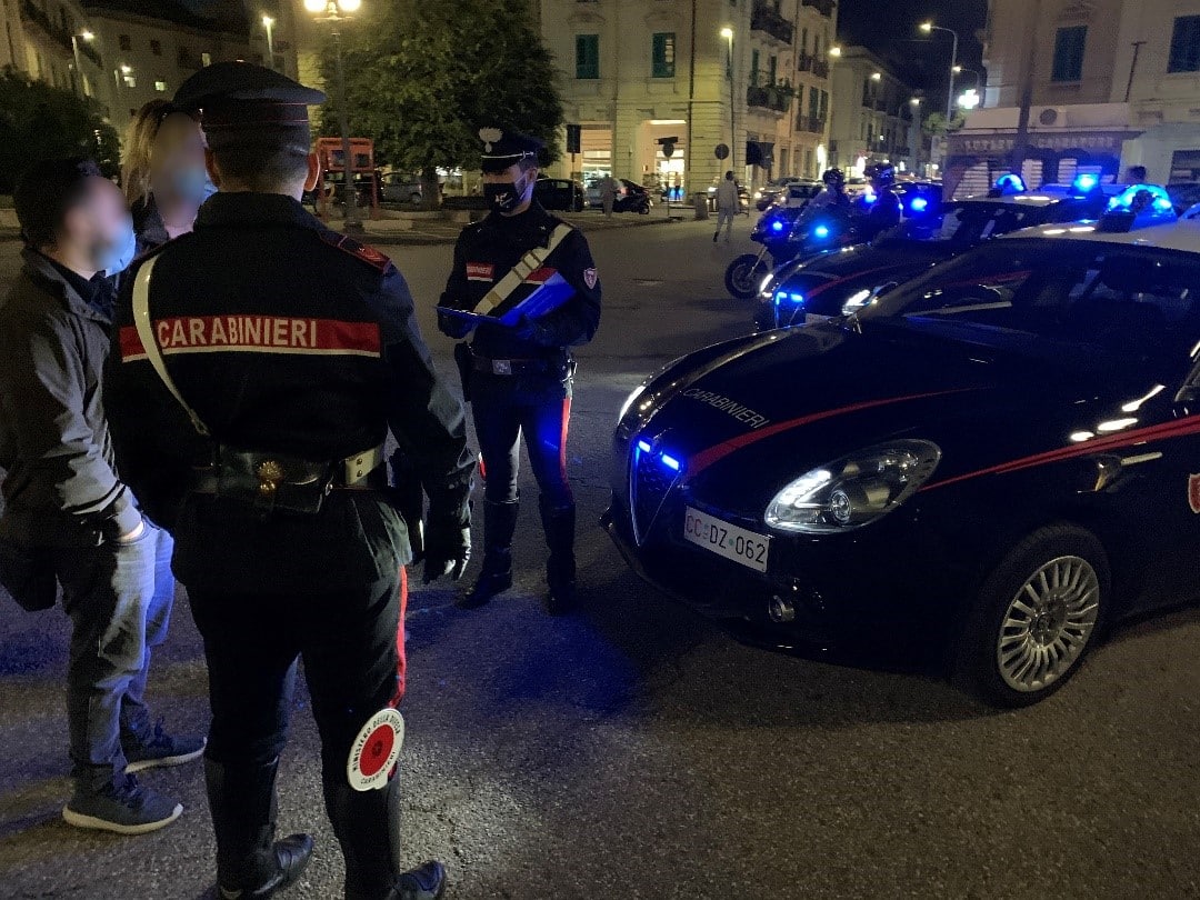 Armato di coltello danneggia vetrina di negozio e si scaglia contro carabinieri, straniero finisce in manette