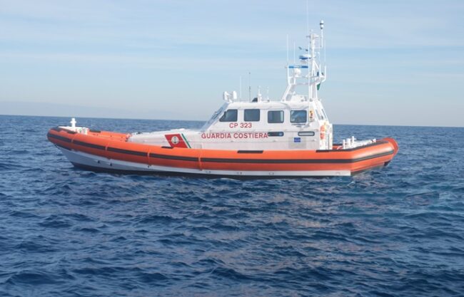 Piccola barca in legno si ribalta al Porto Grande di Siracusa, soccorso un naufrago in mare