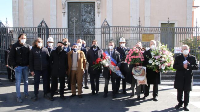 San Giovanni Galermo, fedeli in preghiera davanti l’edicola di Sant’Agata. Buceti: “Amore oltre la pandemia”