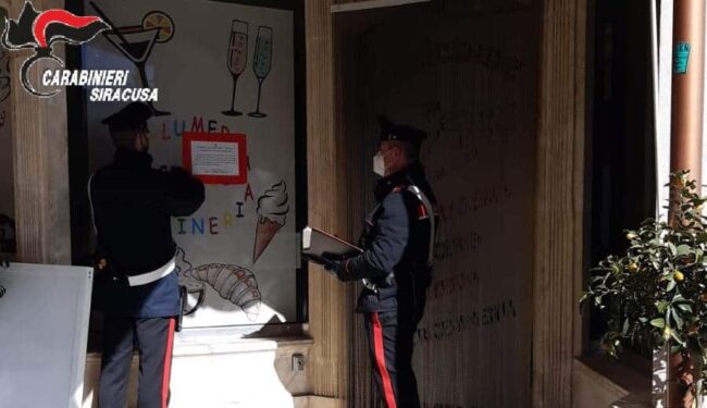 Caffè e droga per tutti, chiuso noto bar del Siracusano: proprietario arrestato per spaccio