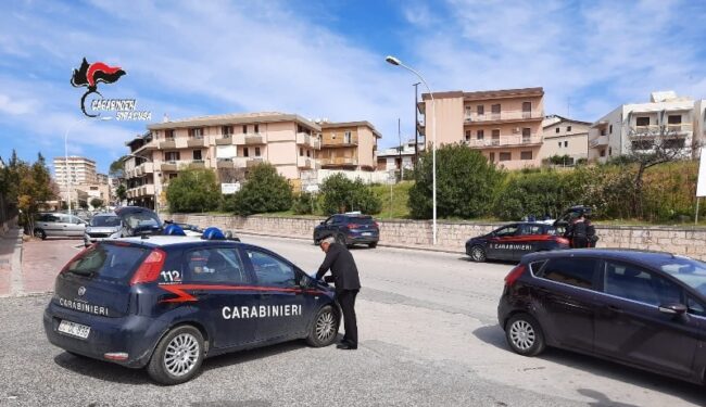 Non si ferma al posto di blocco, 28enne siracusano nascondeva armi in auto