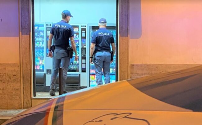 Spaccio di droga in via Francesco Crispi, cinque giovani fermati dai poliziotti