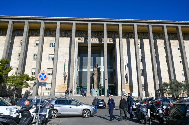 Insulta, picchia e tenta di strangolare donna in auto dopo la cena, compagno violento ai domiciliari