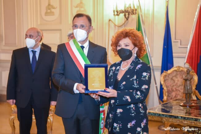 Candelora d’oro nel segno della solidarietà: premiata la fondatrice della onlus Foncanesa