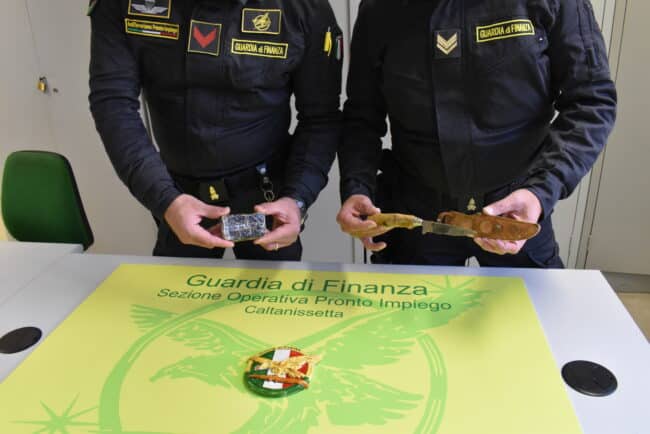 Nasconde la droga nelle parti intime ma viene “tradito” dal suo atteggiamento ambiguo: in carcere giovane pusher