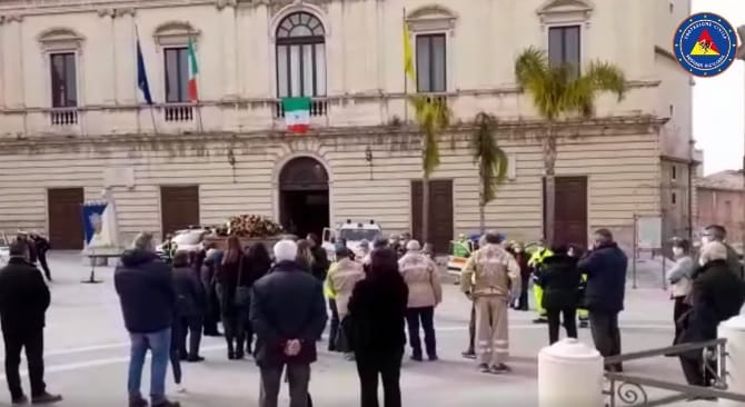 Una vita per la Protezione civile e le radiocomunicazioni, stamattina i funerali di Enzo Speziale – VIDEO