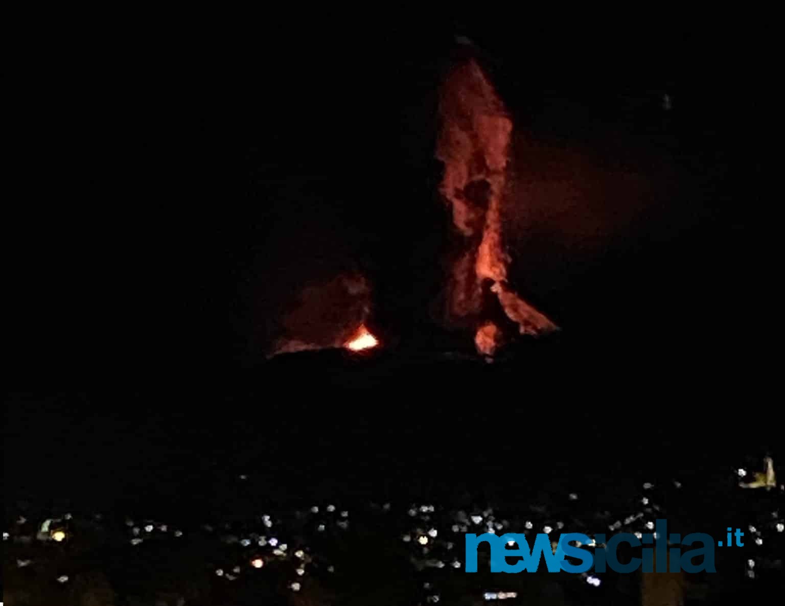 Etna in eruzione, spettacolare fontana di lava incanta i catanesi: è il primo parossismo del 2022 – FOTO e VIDEO