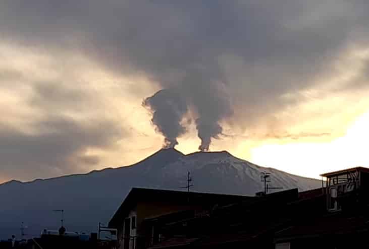 Spettacolo Etna, doppio pennacchio dai crateri al tramonto: la situazione attuale – VIDEO