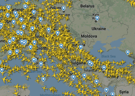 Ucraina, gli aerei “evitano” ancora il Paese bombardato: il traffico si sposta sui cieli della Turchia – FOTO