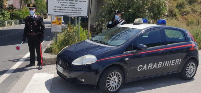 Rubano una cassaforte con contanti e oggetti di valore: incastrati dalle telecamere di sorveglianza